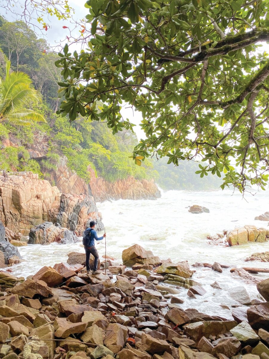 Laluan jalan di sini agak licin, jadi berhati-hati tau