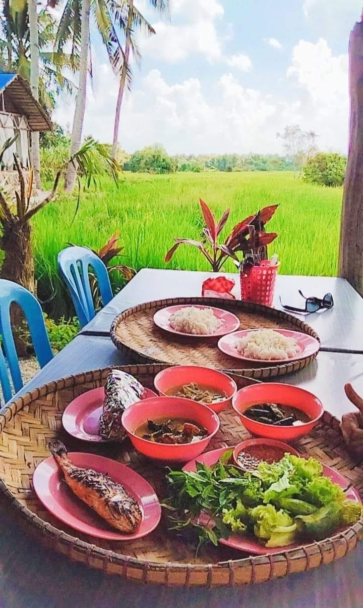Nyaman menikmati hidangan klasik Melayu di tepi sawah padi.