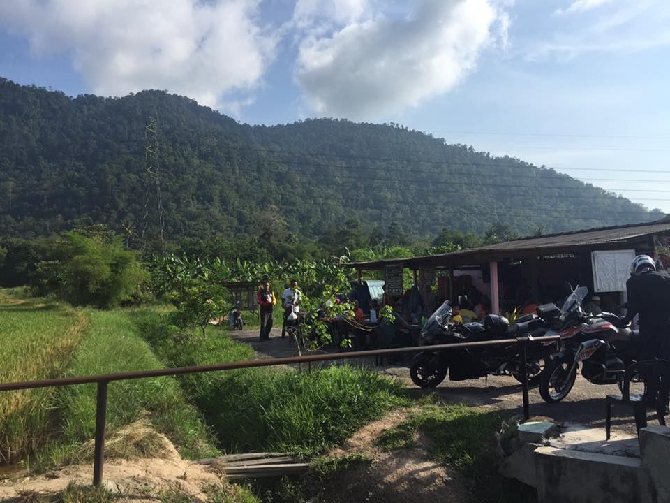 Kontras alam yang memukau, gunung dan sawah padi terpampang indah di hadapan mata.