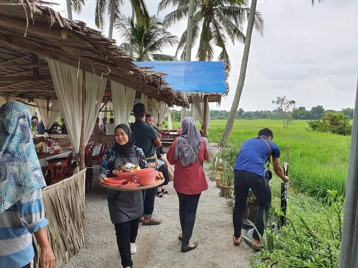 Suasana desa yang damai, penuh dengan keceriaan.