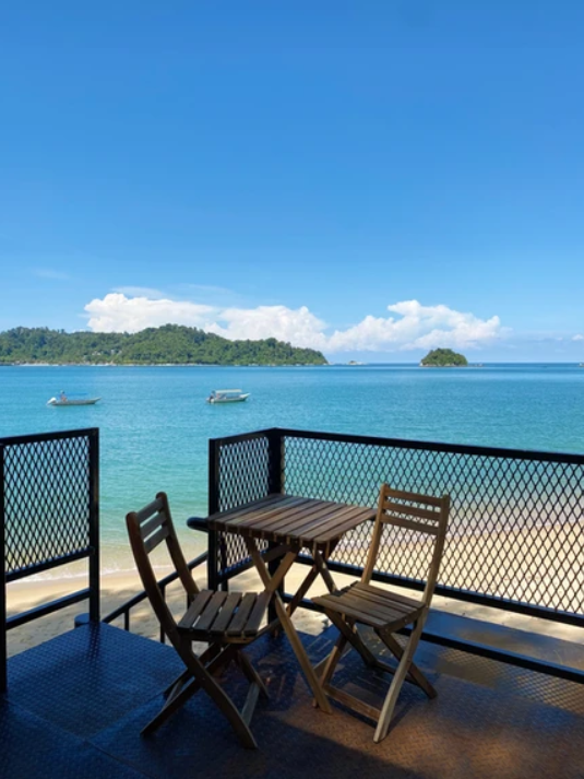 Warna biru laut yang menenangkan hati ini benar-benar menawan!