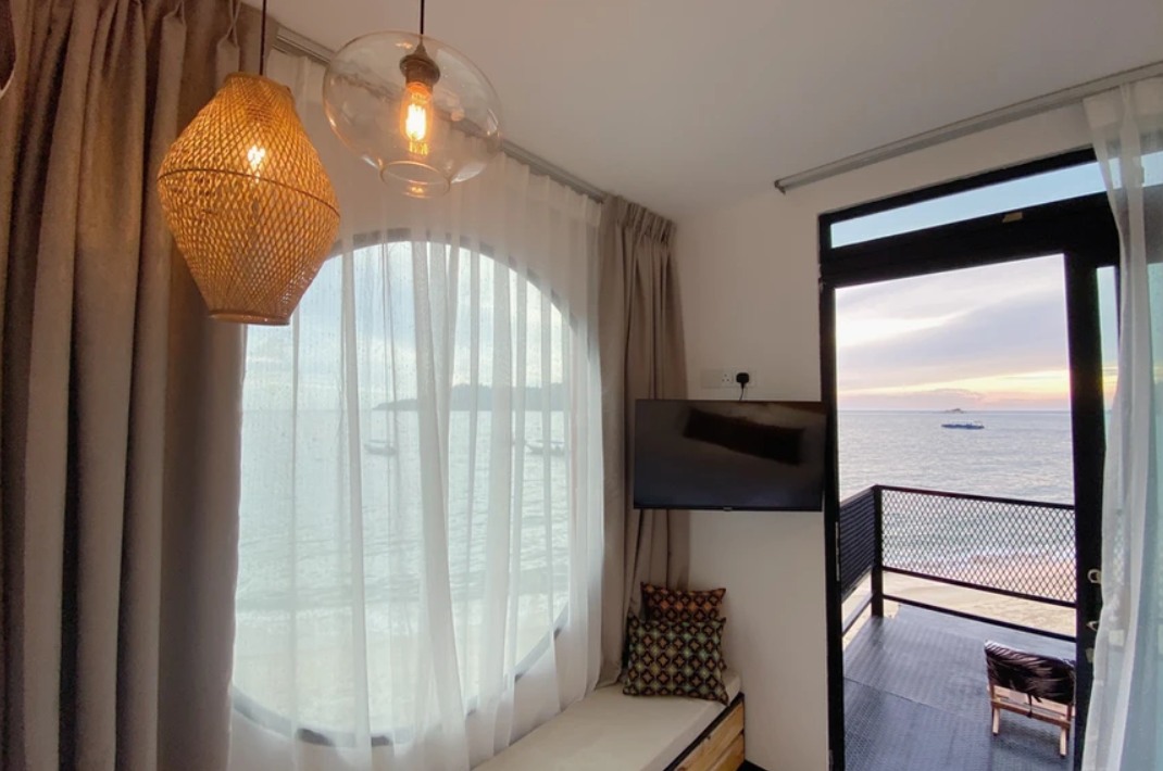 Bilik yang selesa, bersih dan dihiasi dengan indah.