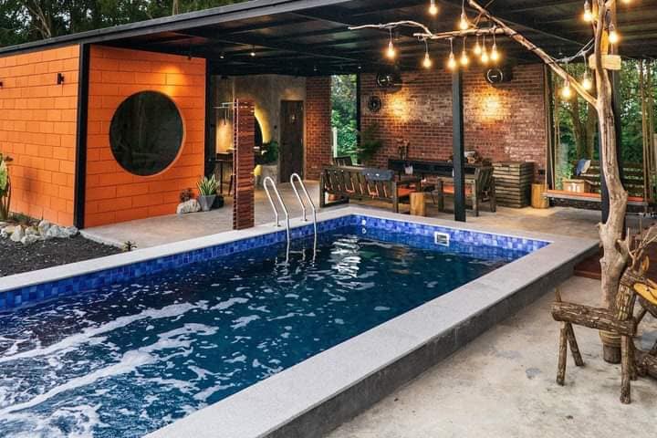 Bermain air di kolam renang, bestnya tu! Seronok sangat!