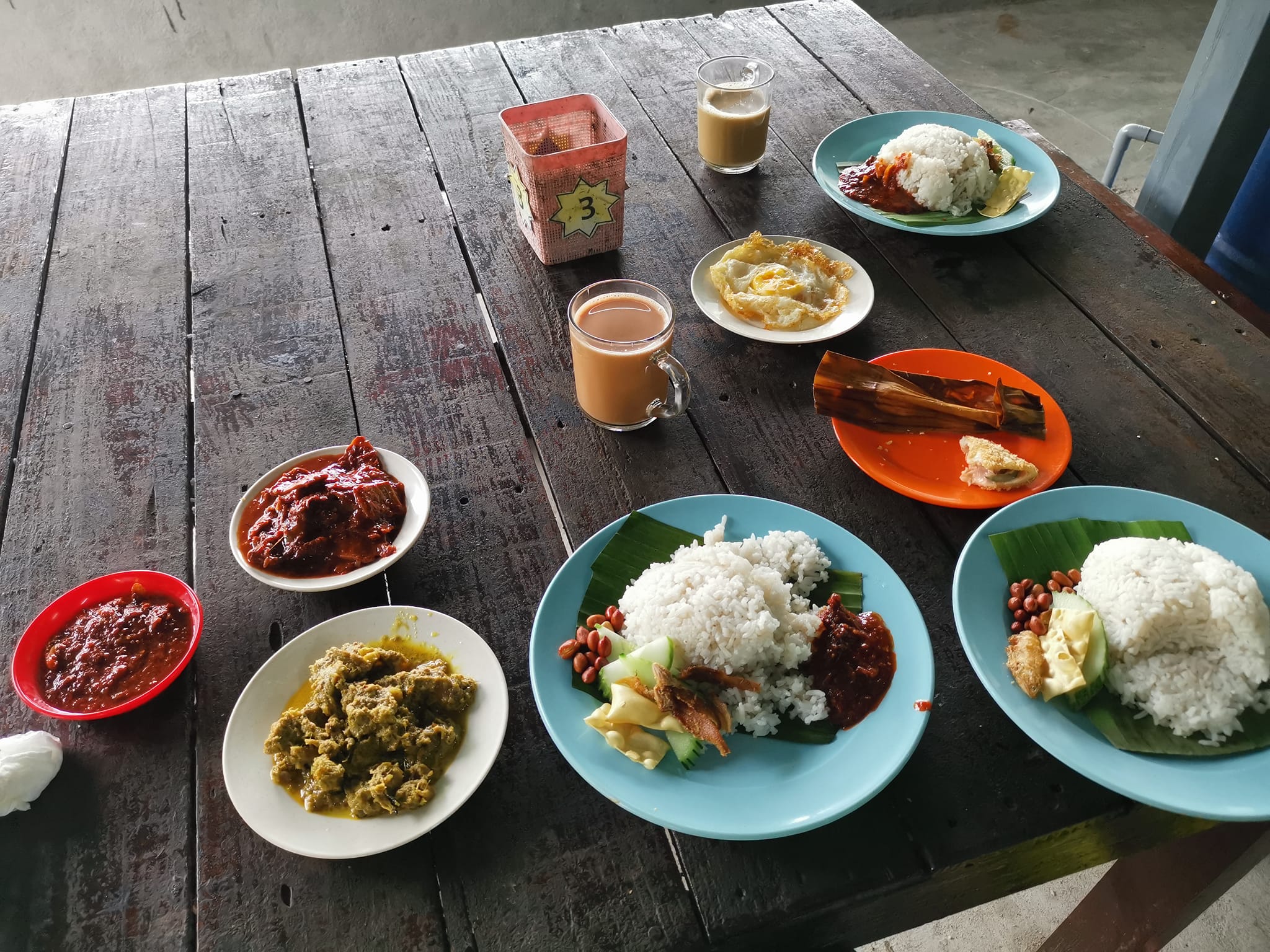 Menyantap kuliner kampung yang sederhana, namun tetap enak, memang paling nikmat!