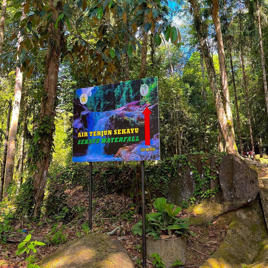 Lokasinya juga tidak terletak jauh ke dalam