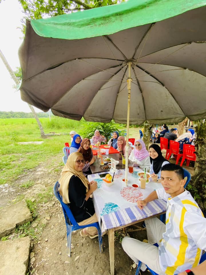 Kampung, tempat yang tak pernah lekang oleh masa. Berseri dengan suasana seronok.