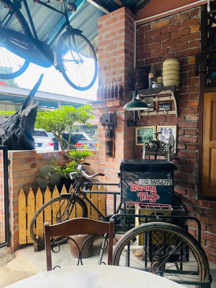 Ruangan yang dipenuhi dengan barang antik, membawa kita kembali ke masa lalu.