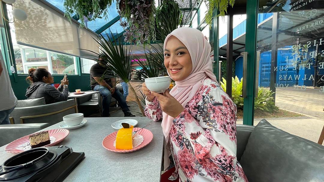 Rasai suasana yang hebat di Kafe Rumah Kaca ini.