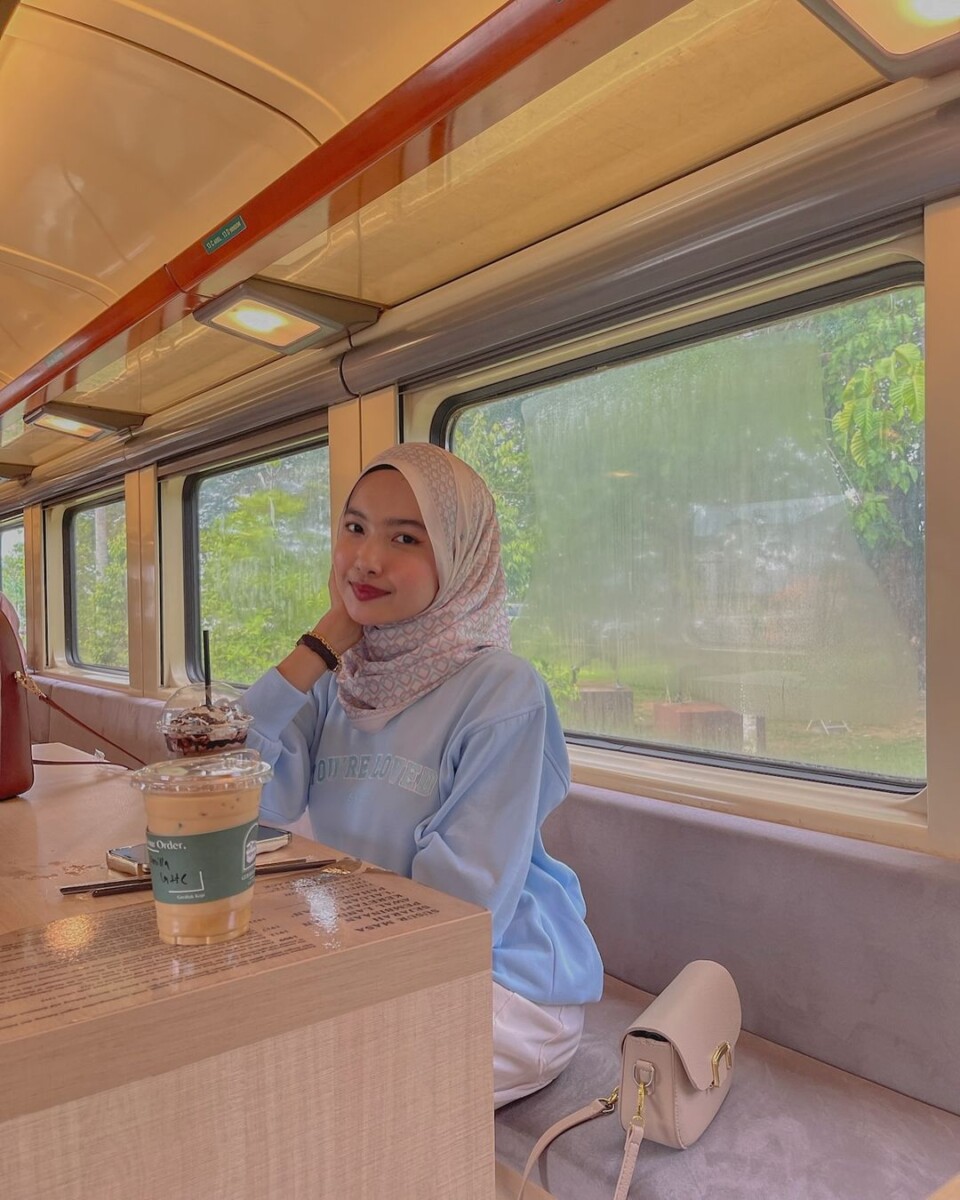 Koc kereta api jelas memberikan suasana santai!