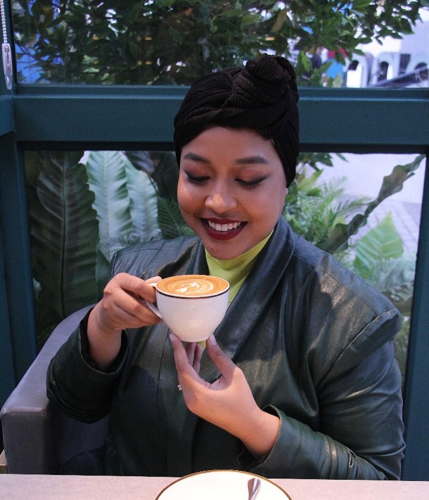 Dengan hiasan tumbuh-tumbuhan, Kafe Rumah Kaca menampil suasana yang begitu nyaman dan segar.