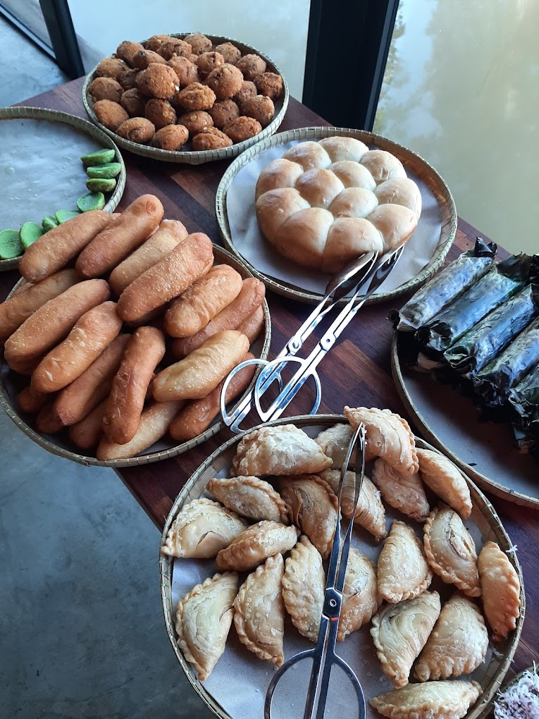 Terdapat pelbagai pilihan kuih muih untuk dicuba