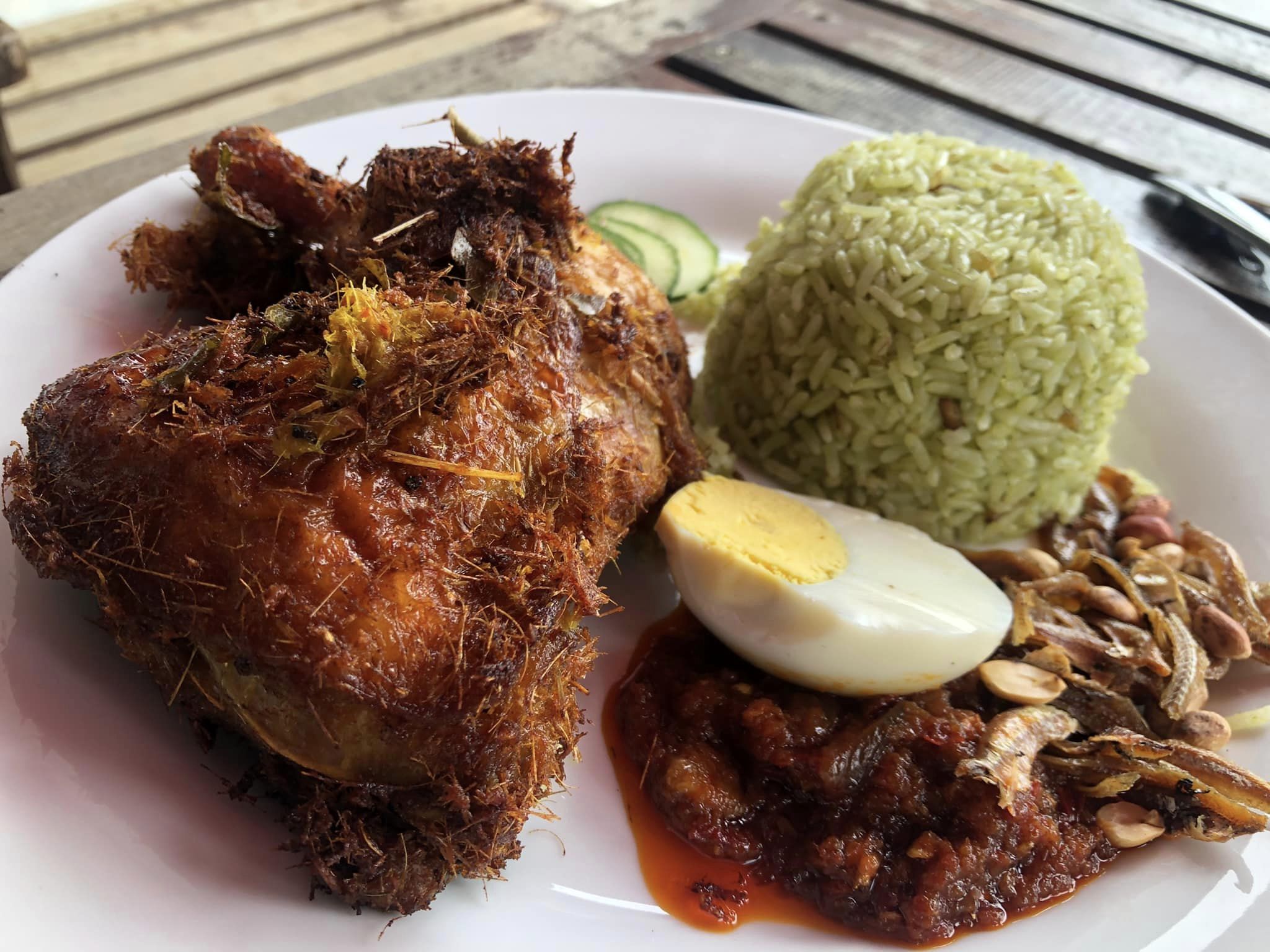 Nasi lemak ayam rempah yang sedap, memuaskan selera dan menghangatkan jiwa.