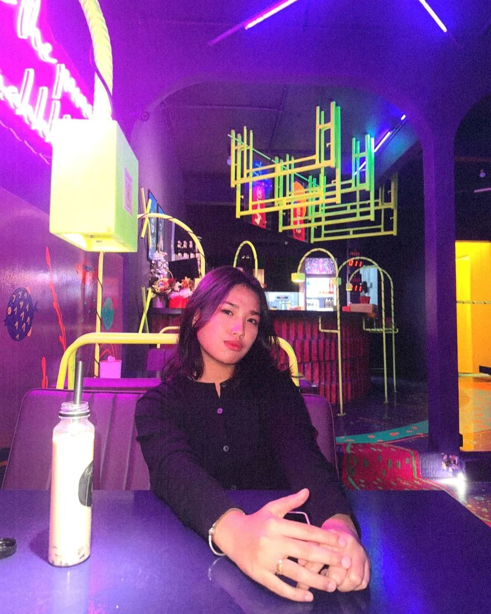 Cafe ini mempunyai konsep Glow in The Dark