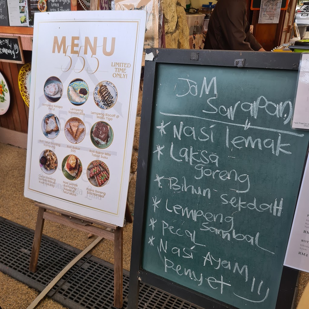 Antara menu yang dihidangkan di warung ini