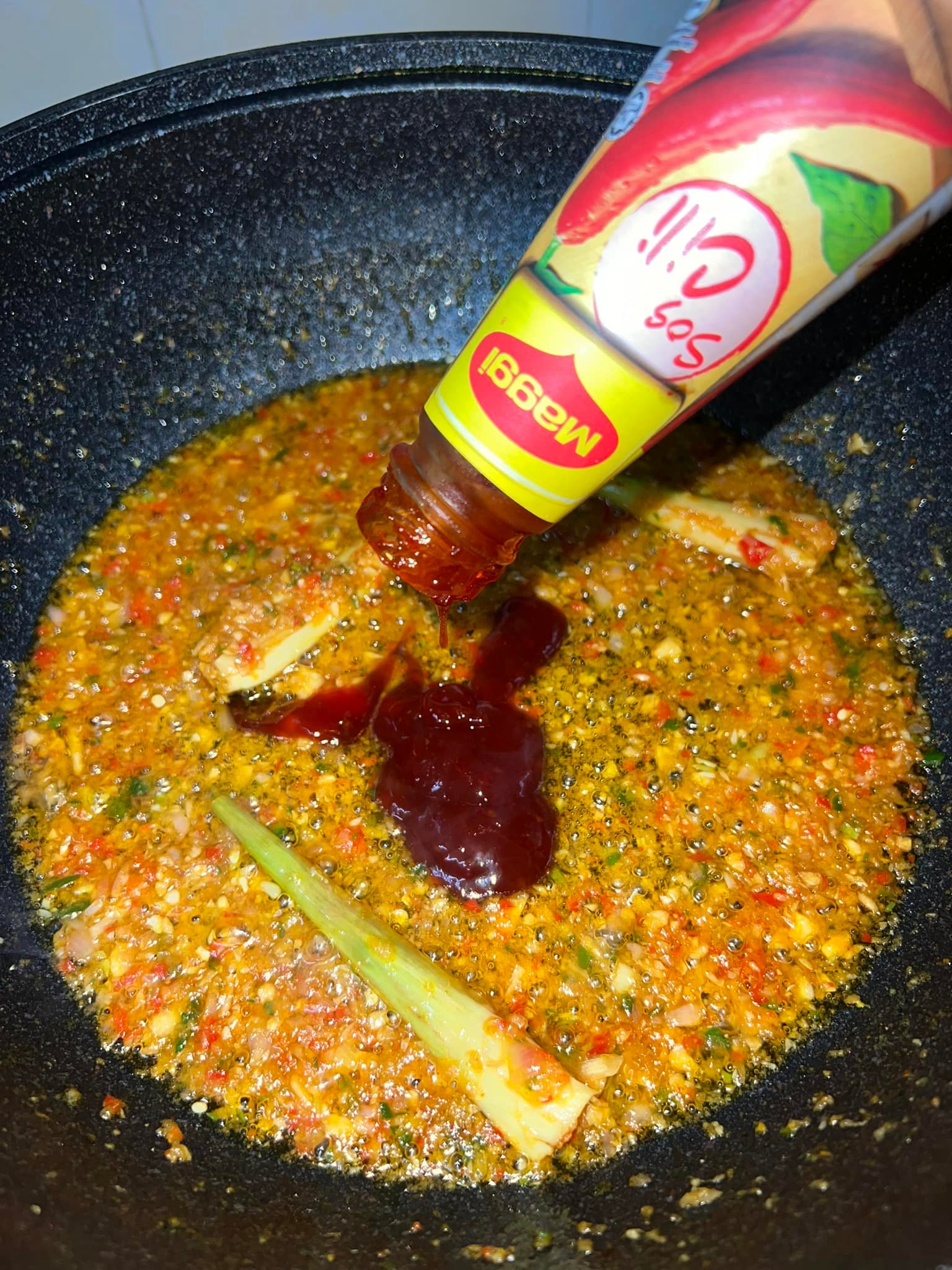 Tambah sos cili biar sedap