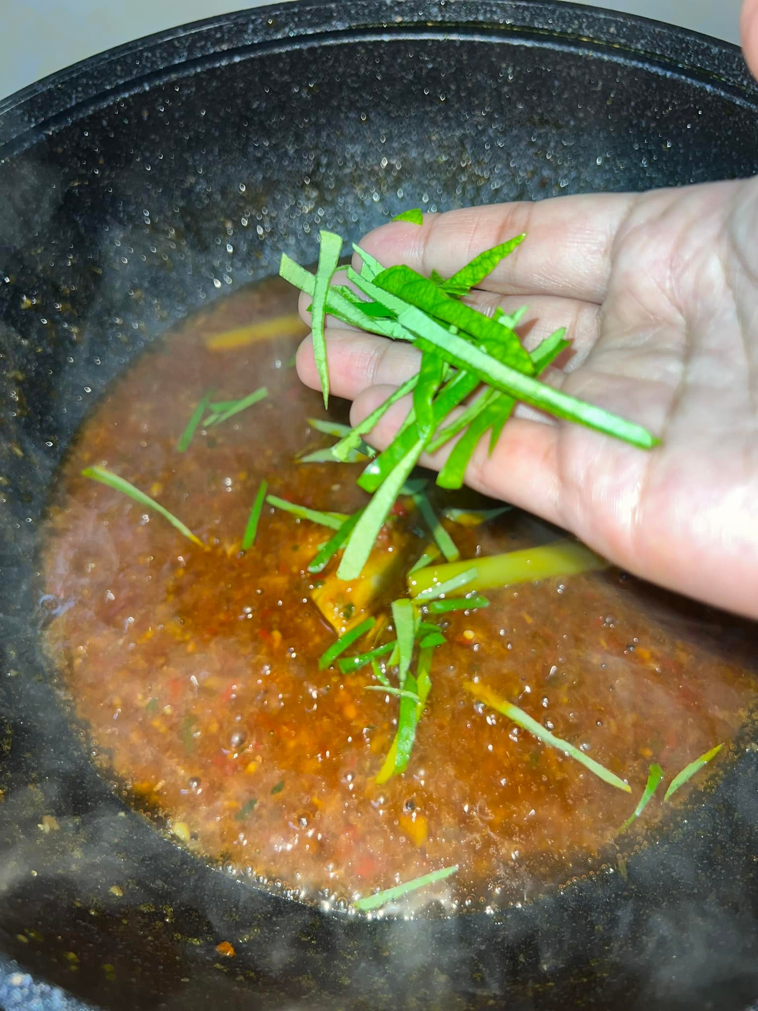 Hirisan limau purut yang dimasukkan