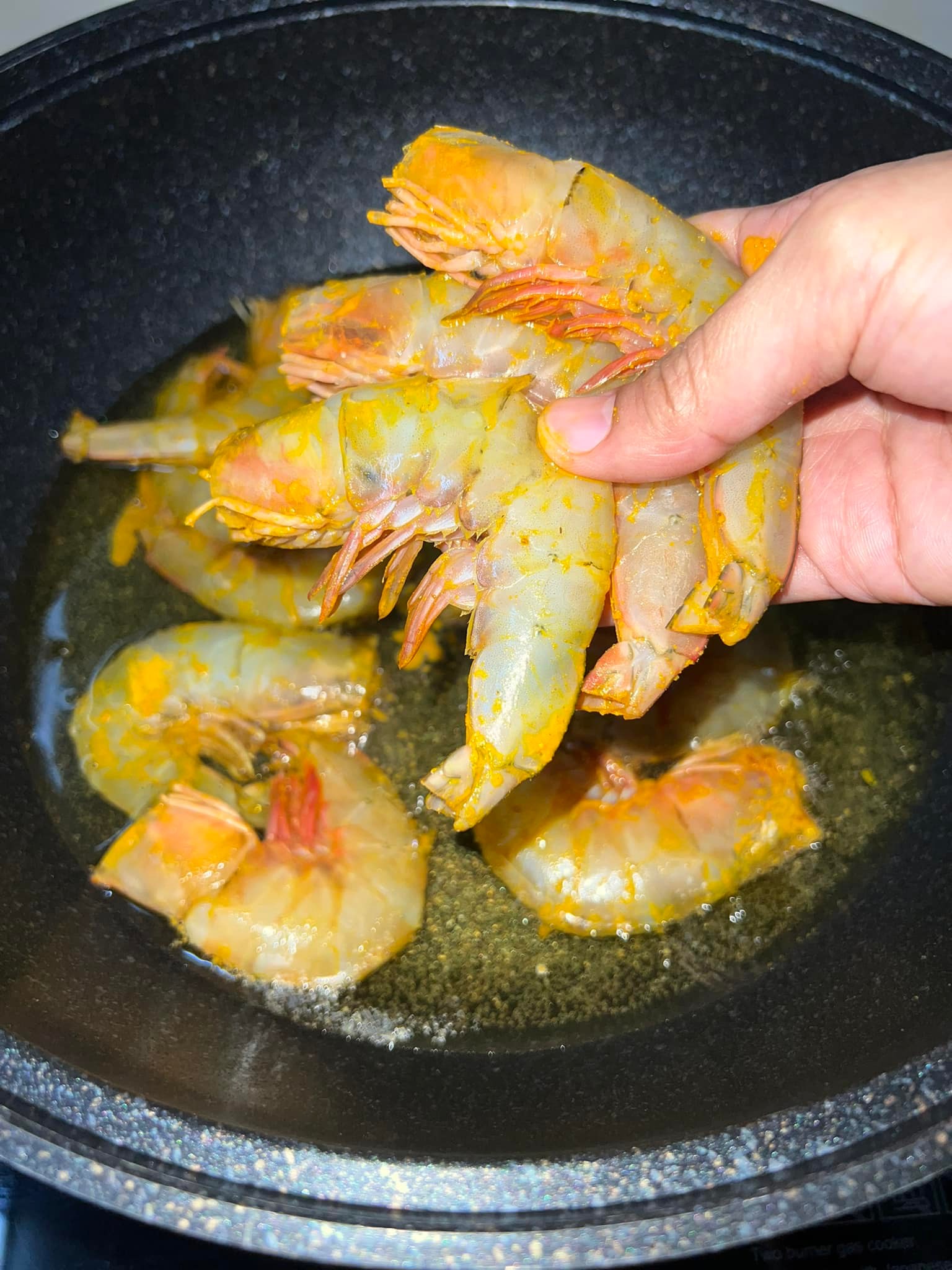 Udang yang telah dikunyitkan