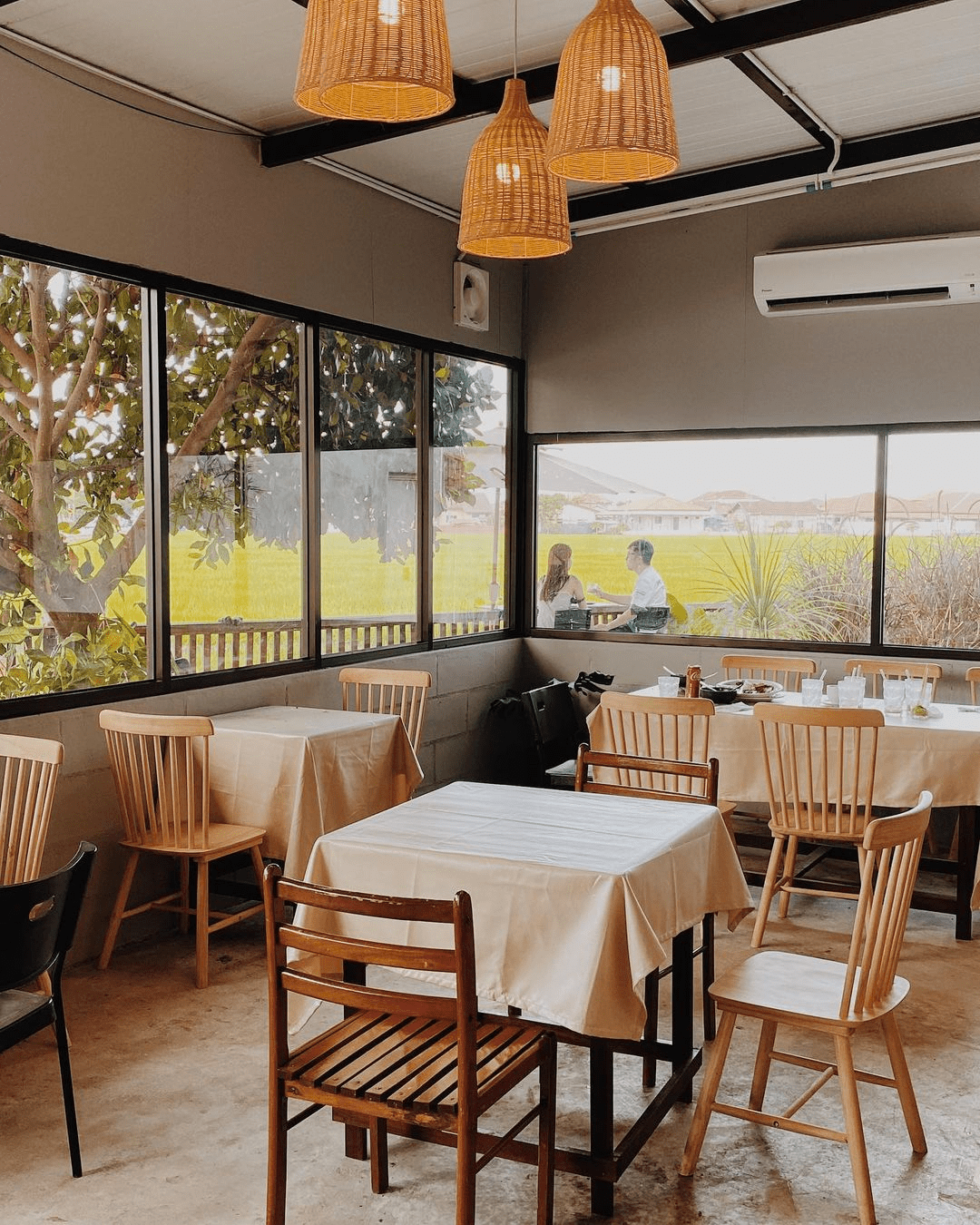 Menikmati pemandangan luar dari tingkat yang tinggi, membuat kita merasa seperti satu dengan alam.