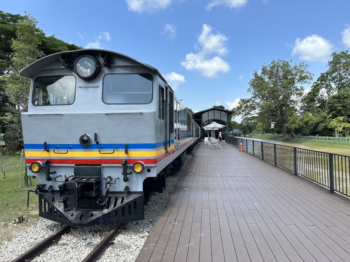 Koc kereta api KTM telah diubah menjadi meja makan di kafe ini