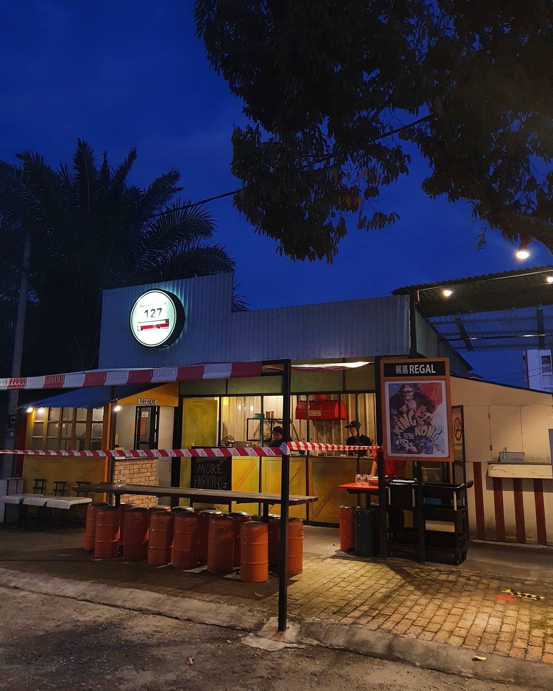 Bahagian untuk menikmati makanan di Nightbus 127 Jenjarom.