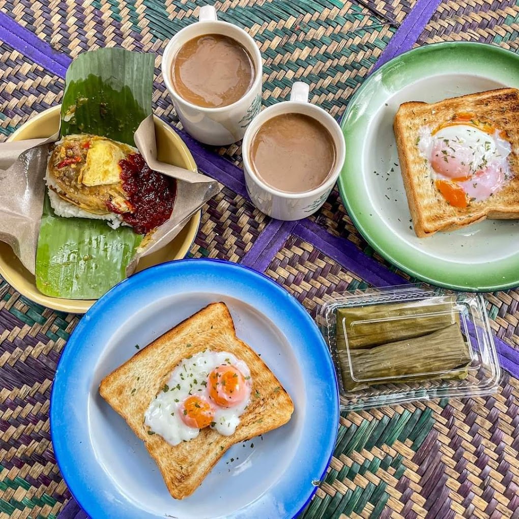 Majoriti pelanggan di sini memang gemar nasi lemak daun pisang!