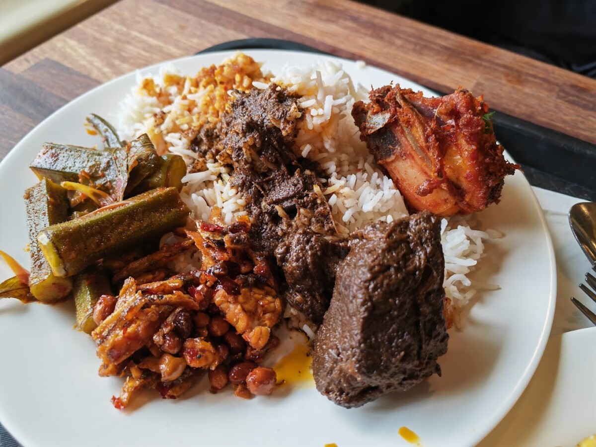 Opor Daging merupakan hidangan unik di Pekan tau, rugi tak cuba