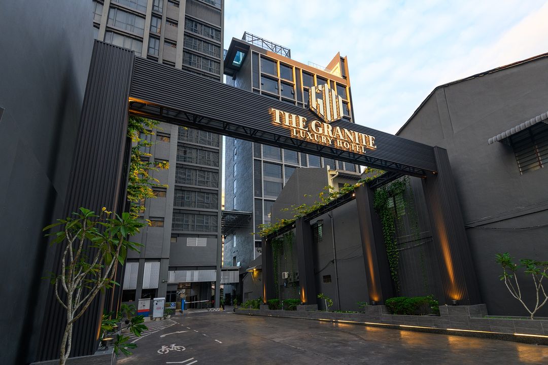 Perkarangan The Granite Luxury Hotel