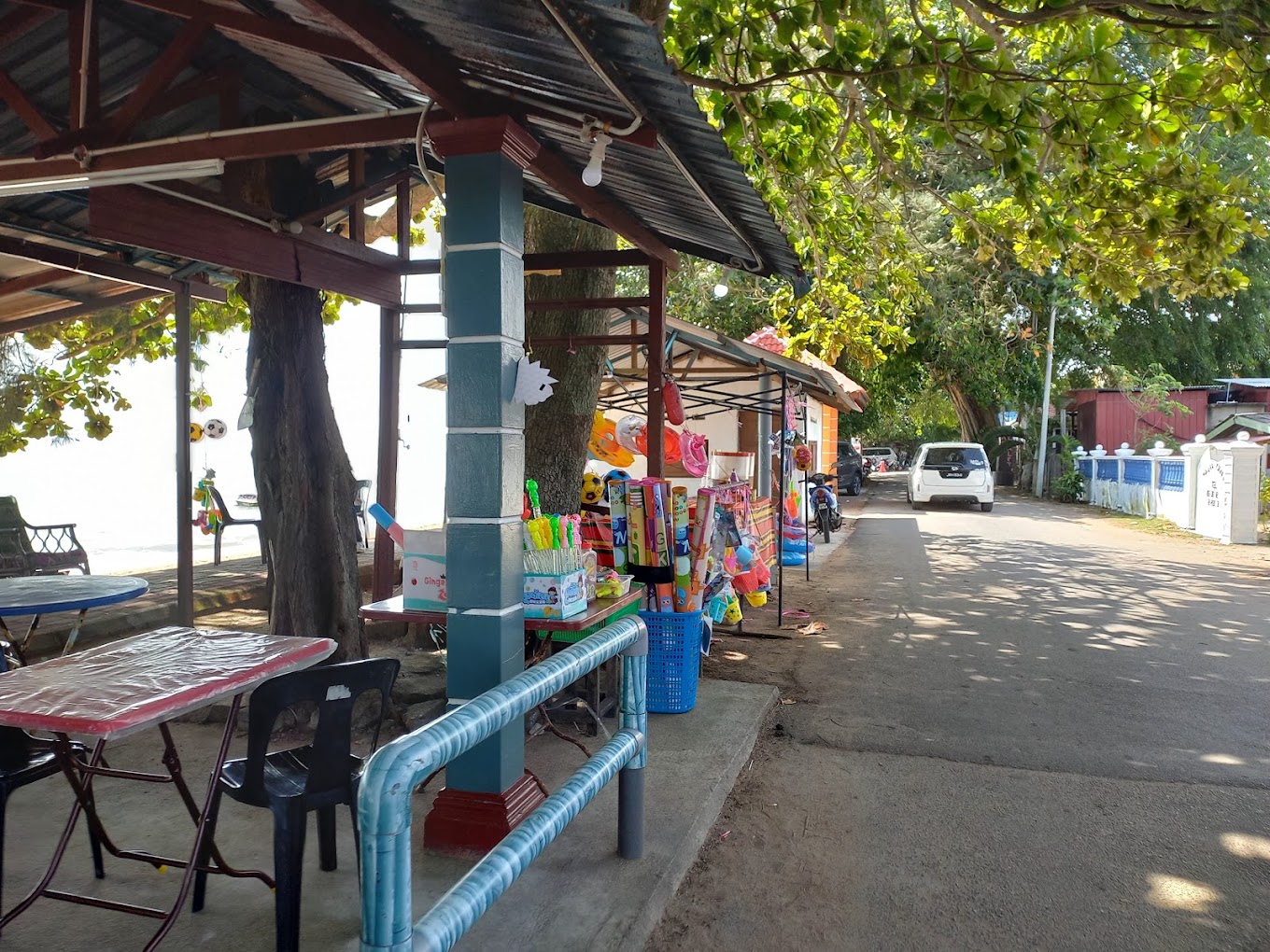 Suasana Kedai Makan Di Tepi Pantai