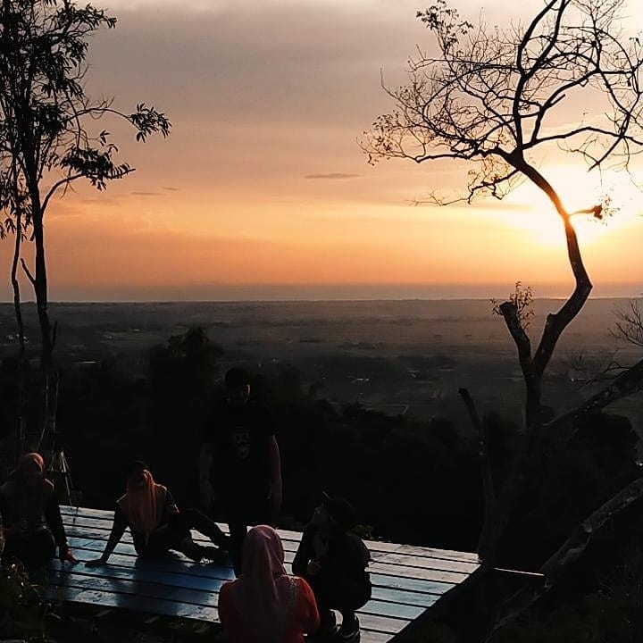 Pemandangan matahari terbenam