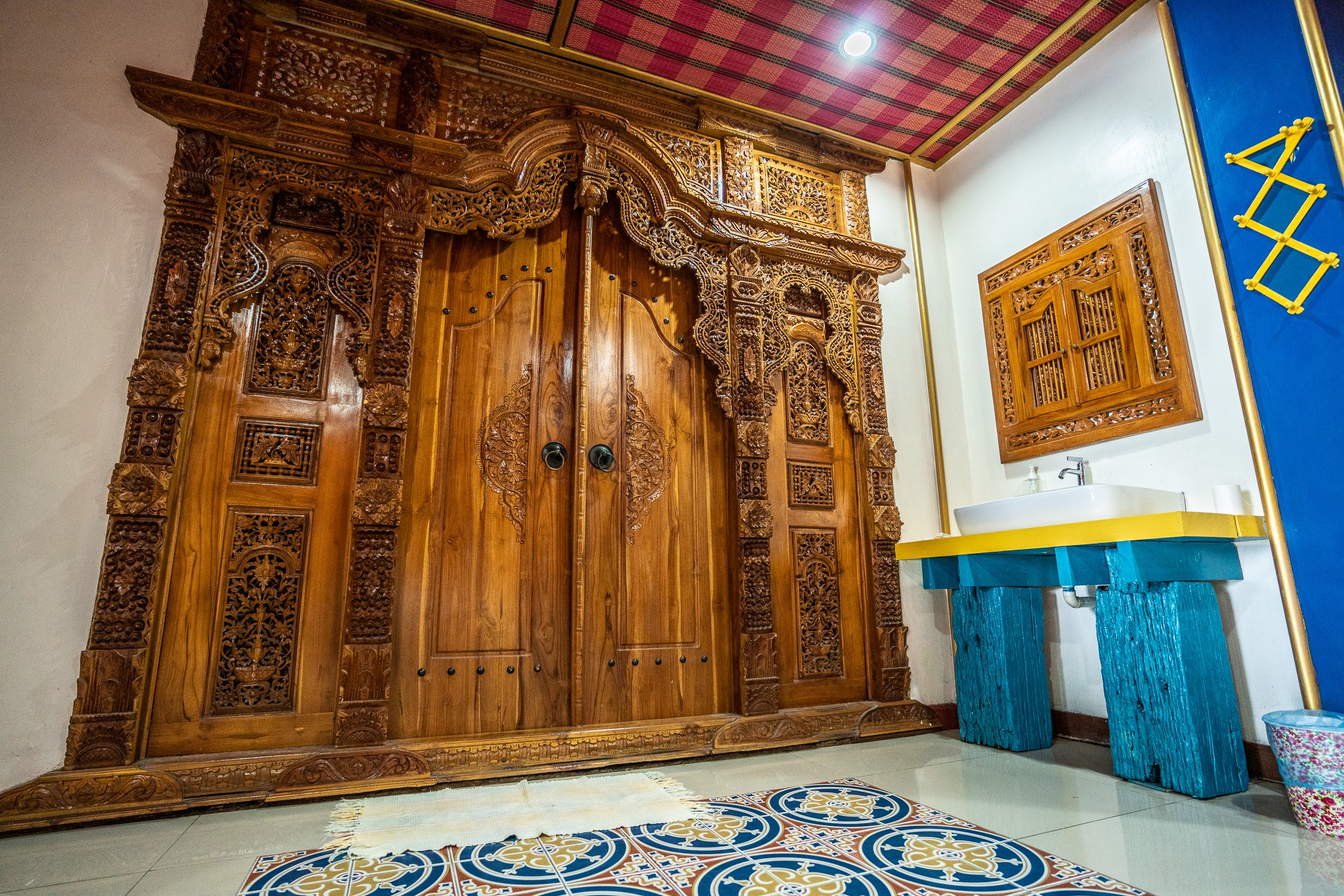 Perabot dan barang dekorasi yang beratusan usianya