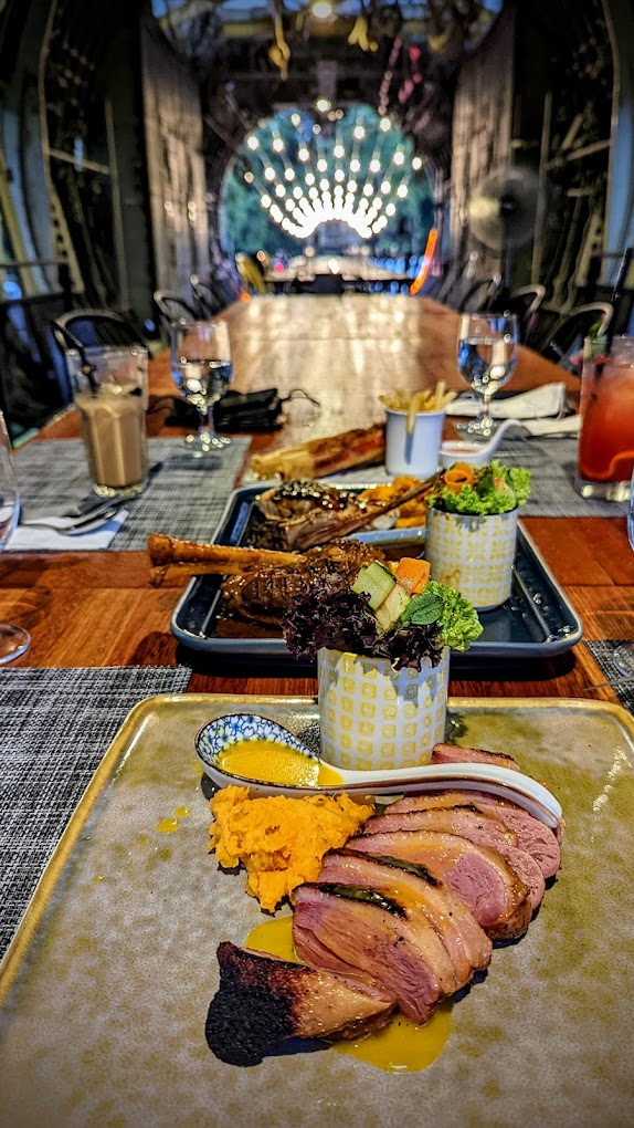 Suasana makan di dalam kapal terbang