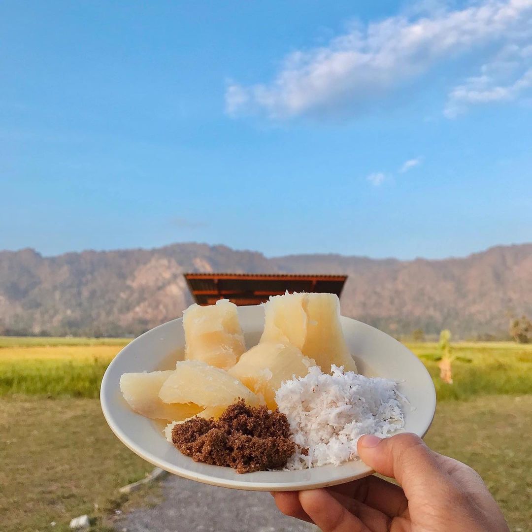 Sambil anda makan, dapat menikmati pemandangan gunung-ganang di latar belakang