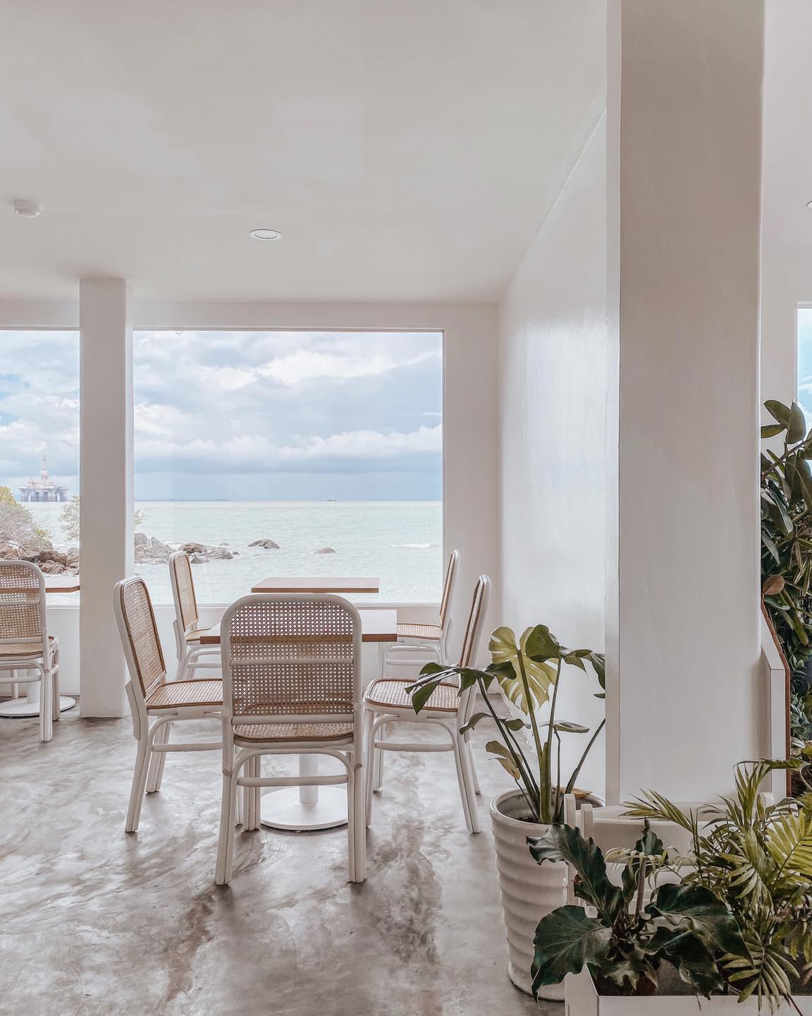 Laut sebagai "latar belakang"