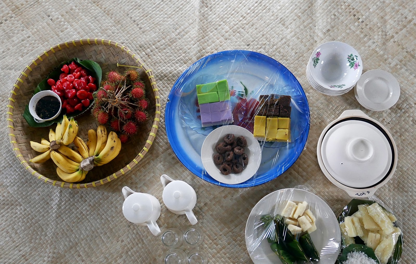 ubi kayu rebus bersama kepala parut, kuih talam, kuih keria dan buah jambu air