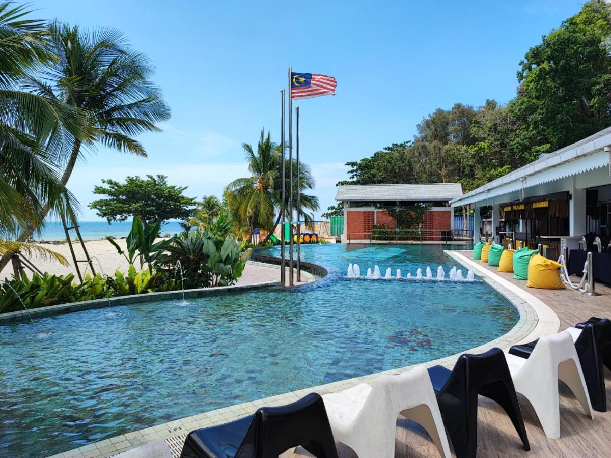 Satu-satunya kolam infiniti air masin di Port Dickson memberi pemadangan tepi pantai sungguh cantik!