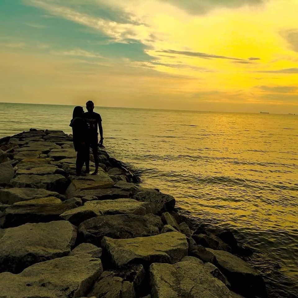 Pemandangan senja yang cantik .