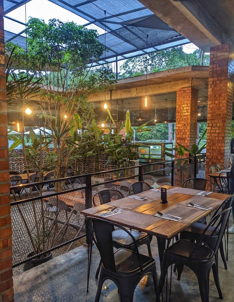 Suasana Di Dalam Kafe