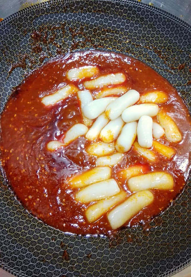 Masukkan tepung beras di dala sos