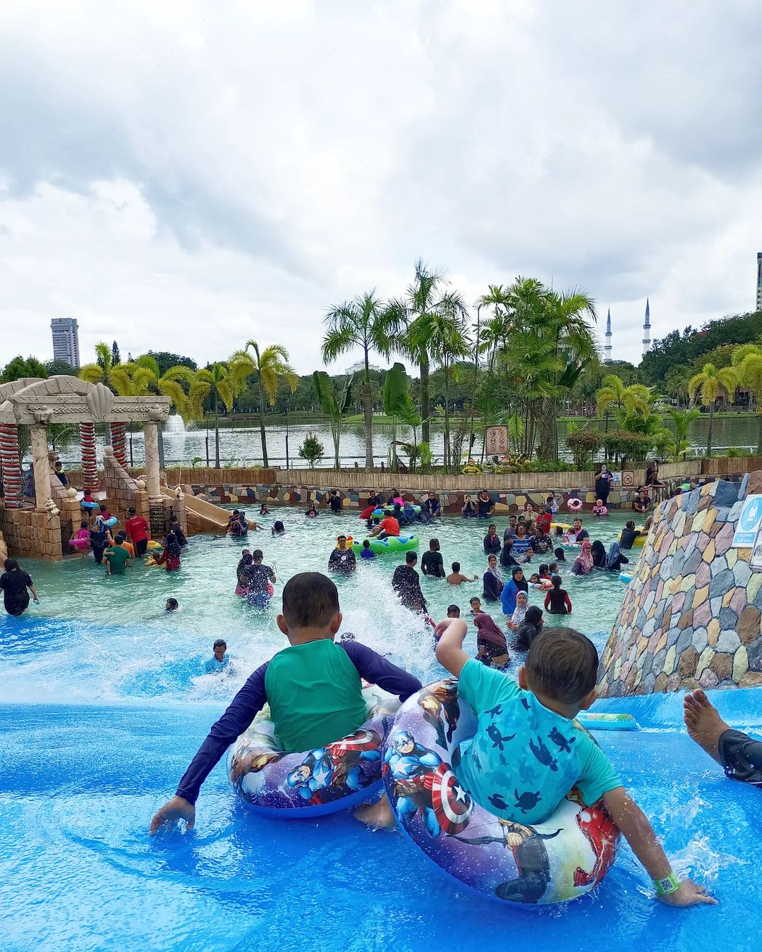 Ruang Kolam Yang Luas