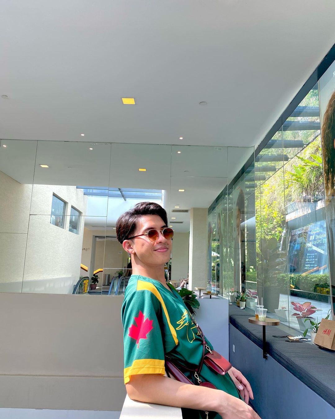 Ada cara khas untuk sampai ke kafe ini