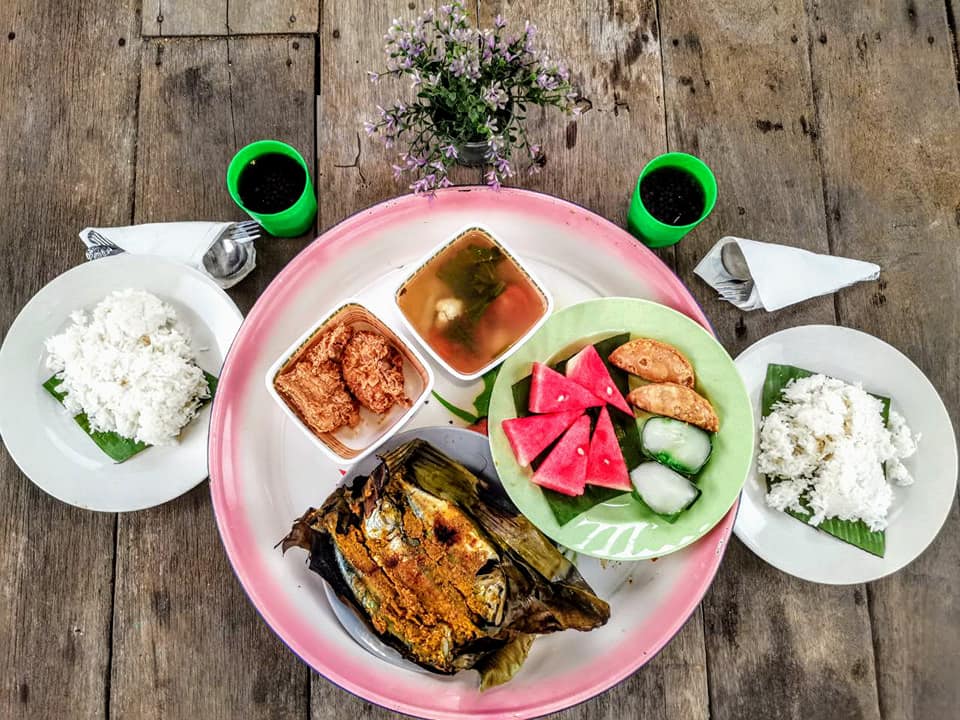 Dengan hidangan kampung yang enak