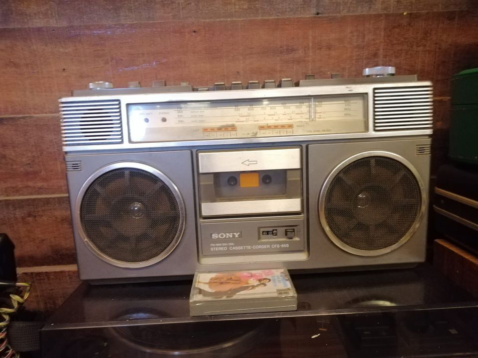 Radio lama yang pernah menjagi teman untuk banyak keluarga.