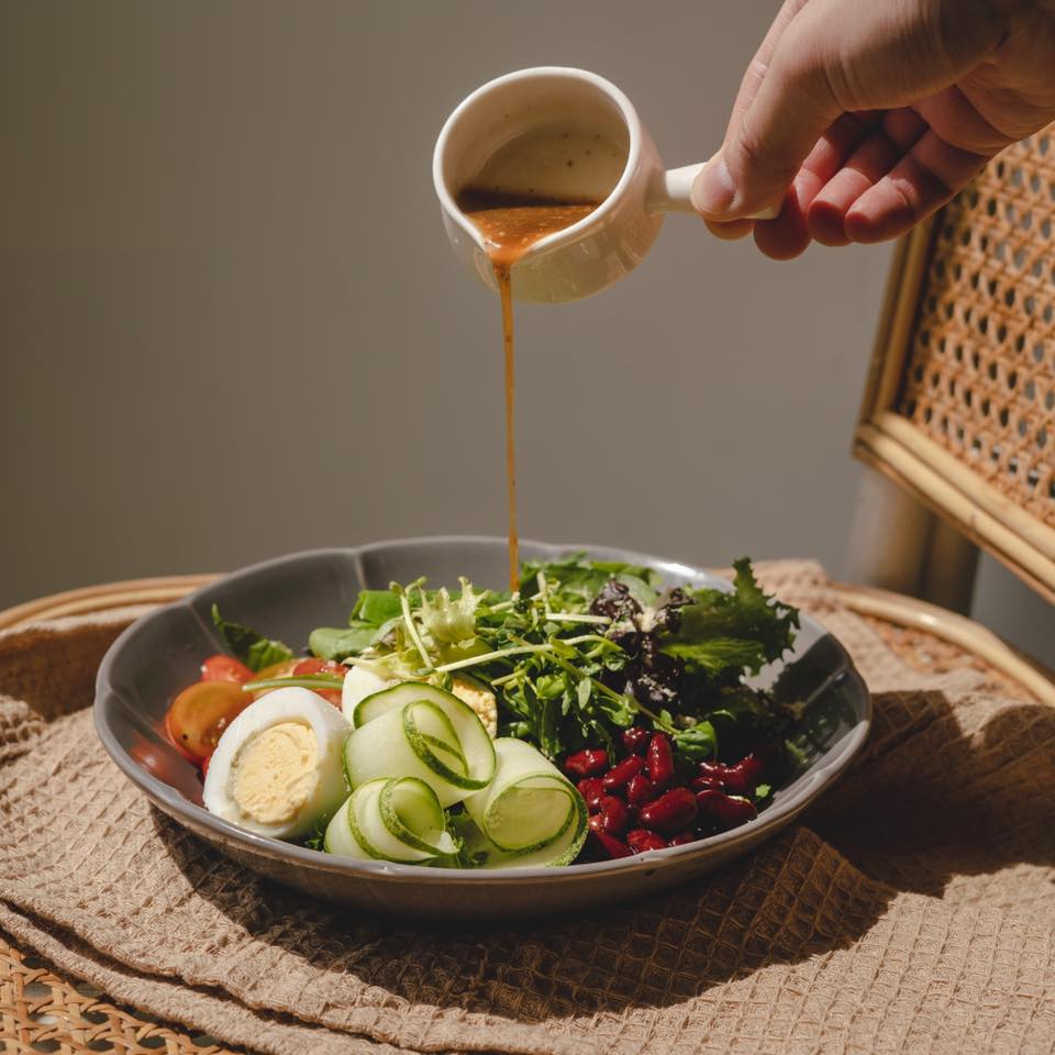 Terdapat pelbagai pilihan makanan, termasuk salad yang sedap