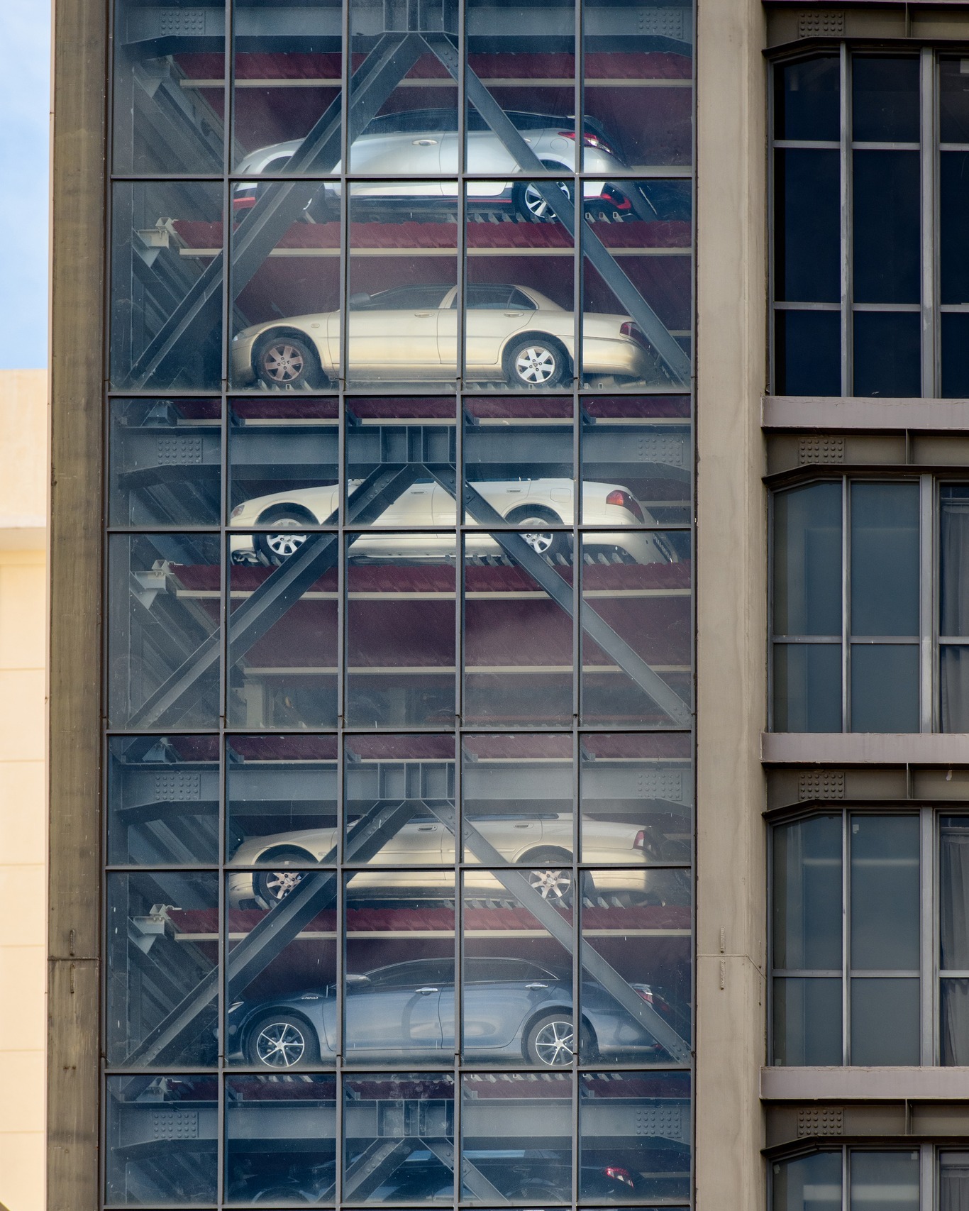 Tempat letak kereta yang efisien dan selamat