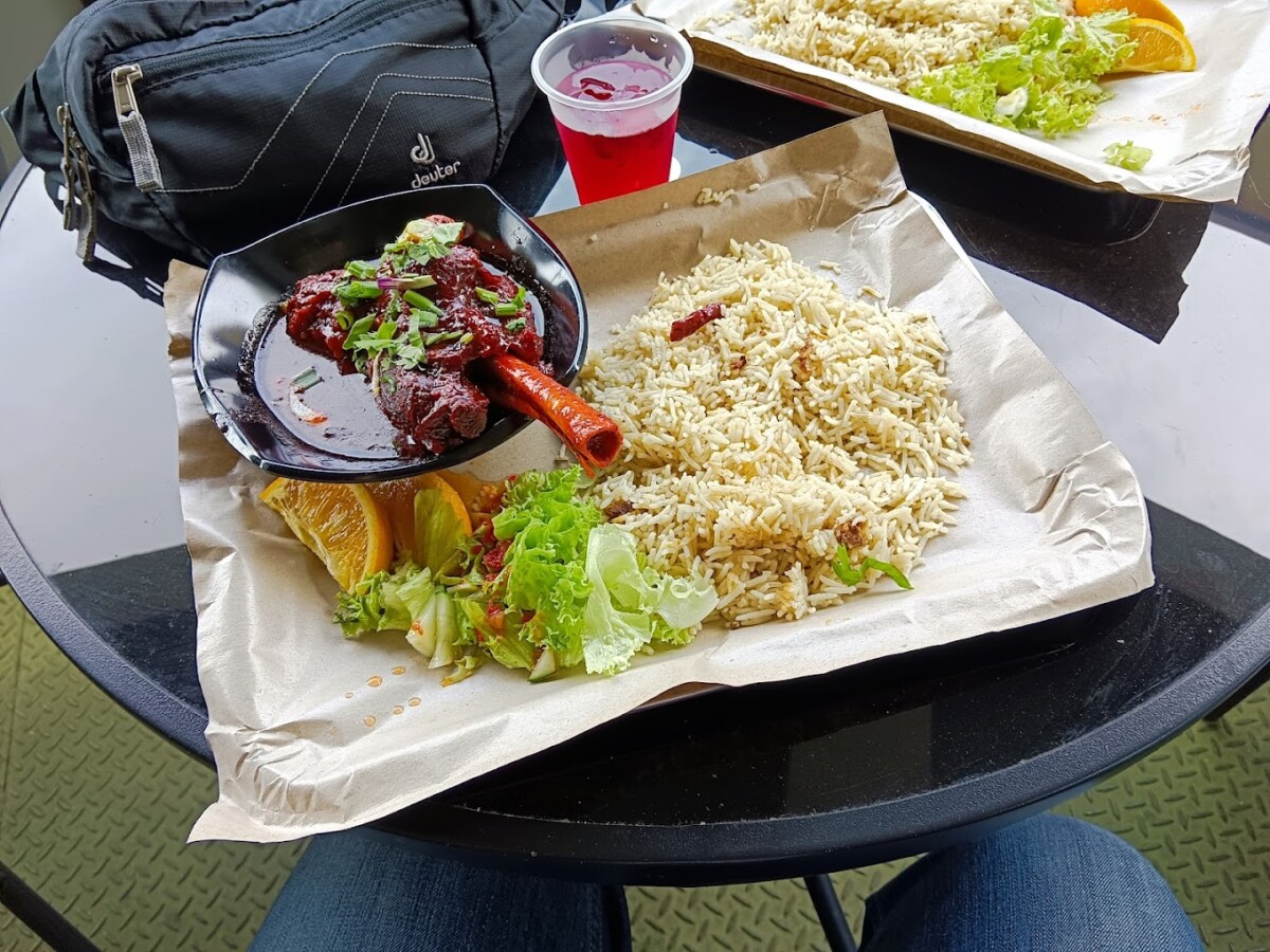 Makan bersama nasi tersebut dan gaul dengan sambal baru puas