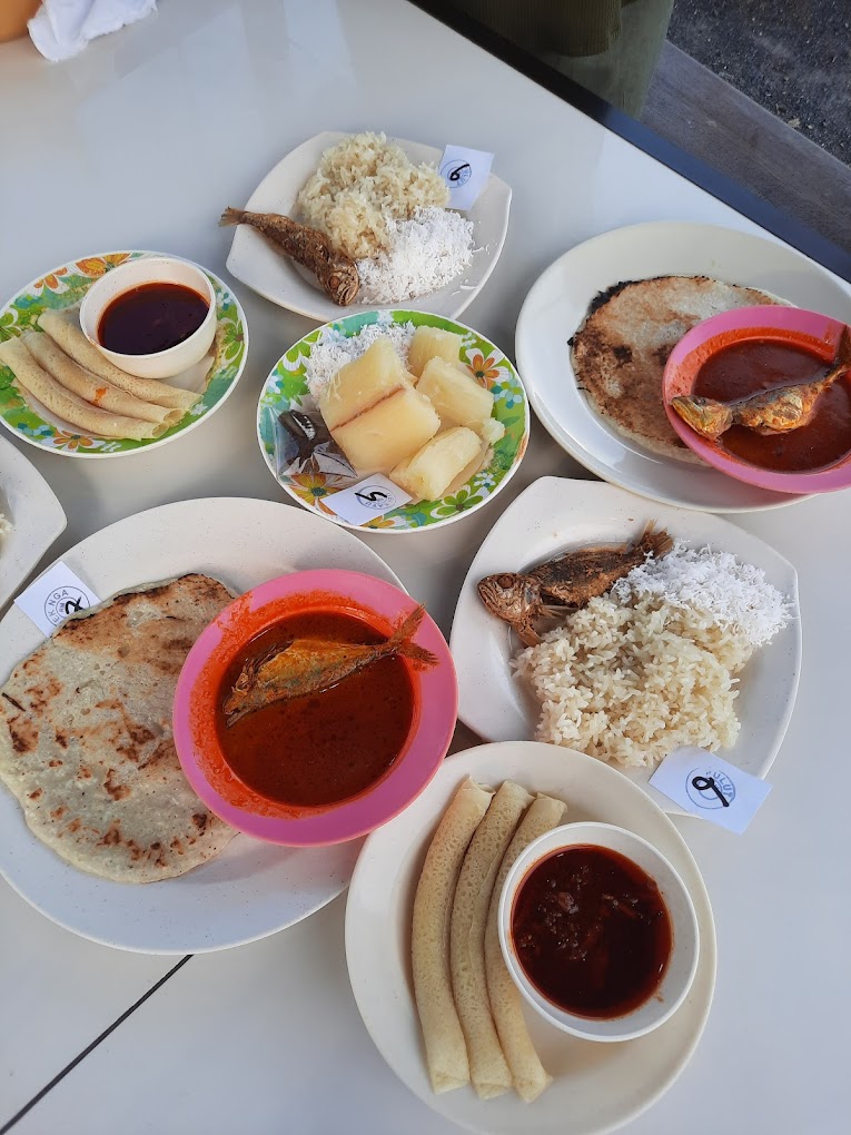 Terdapat pelbagai gerai menjual aneka makanan menyelerakan