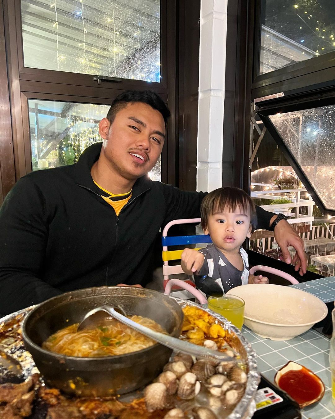 Steambot & Grill pada waktu malam