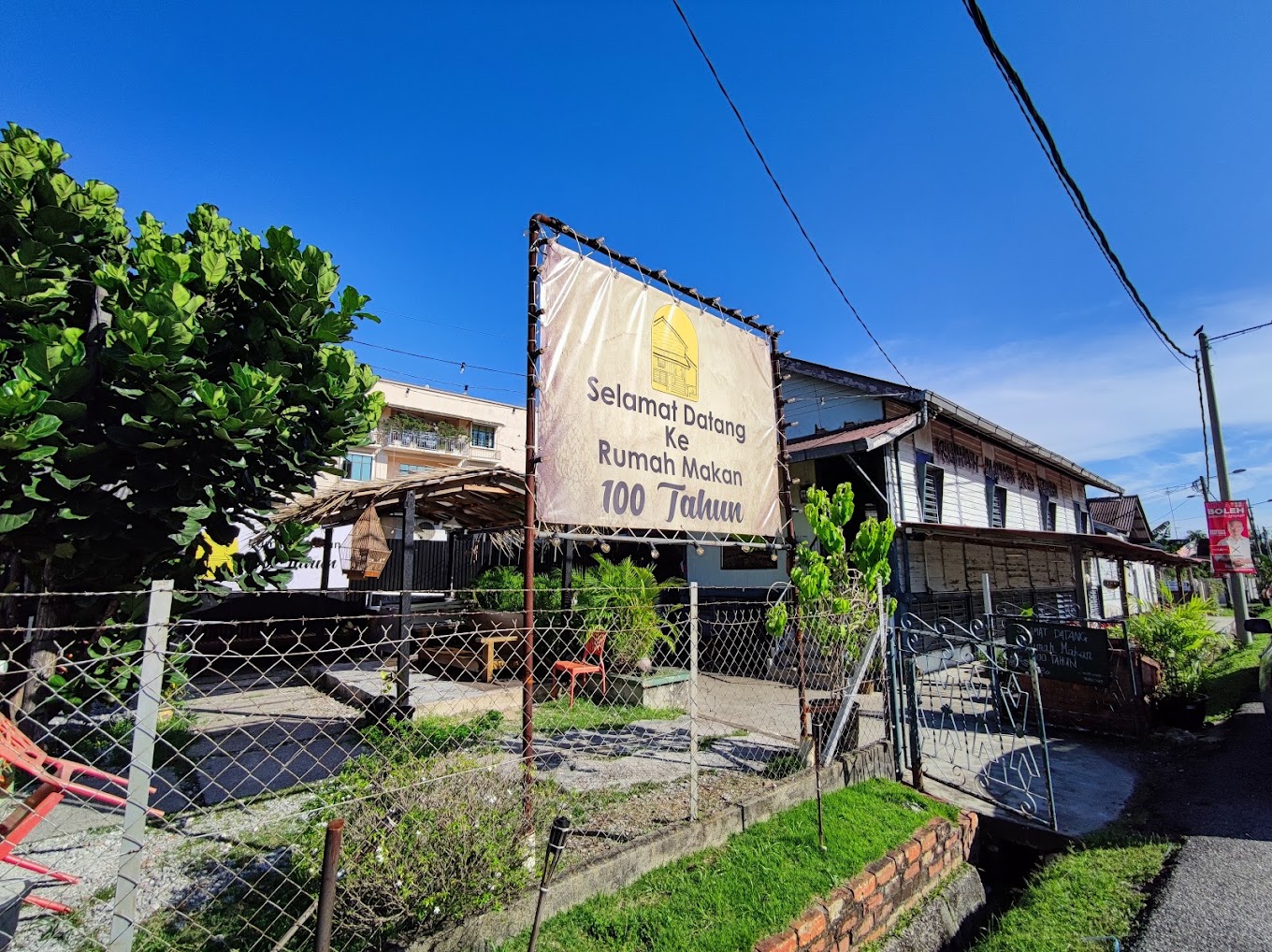 Bahagian depan rumah makan 100 tahun