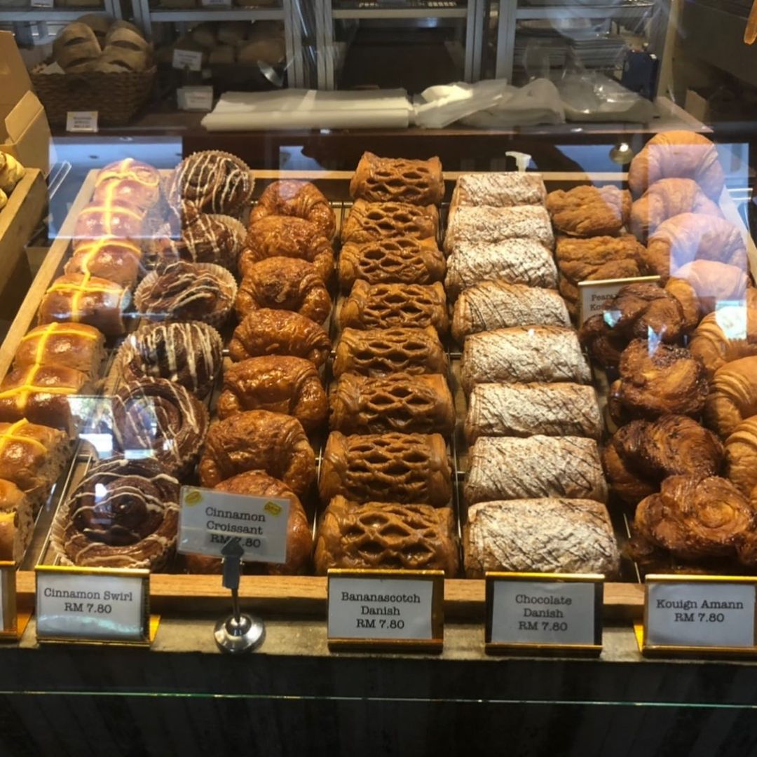 Antara pastri yang ada di sini