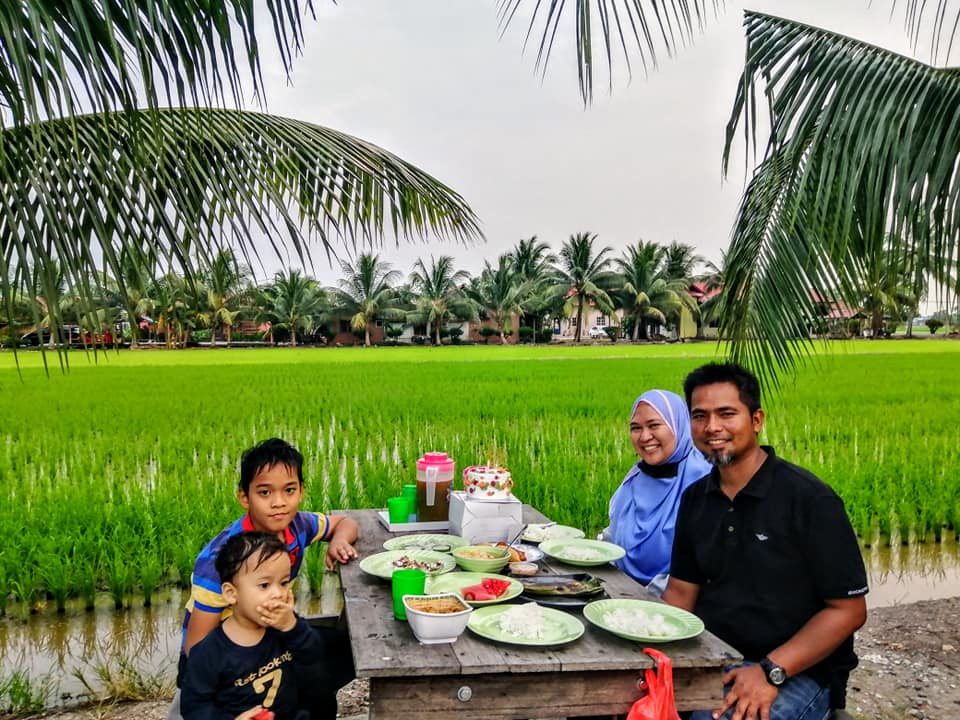 Makan di tepi sawah
